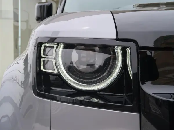 Land Rover Defender 110 X 3.0L D300 Diesel Turbo 4WD Certified Used Car Sliding Panoramic Roof Air Suspension MERIDIAN Surround Sound Interactive Driver Display Front Seat Heater/Cooler Rear Seat Heater (Eiger Grey) — photo 9