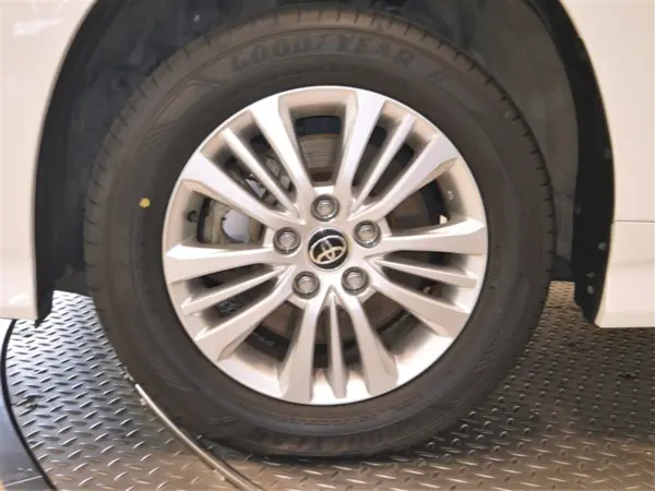 Toyota Noah 1.8 Hybrid S-G E-Four 4WD — photo 9