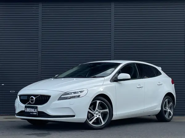 Volvo V40 D4 Momentum Diesel Turbo Late Model One Owner IntelliSafe ACC Lane Keep Assist BLIS Backup Camera Park Distance Semi Leather Seats Seat Heater Power Seat Navigation 12 Seg BT LED Headlights Auto High Beam Paddle Shift Non-Smoker (Ice White) — photo 8