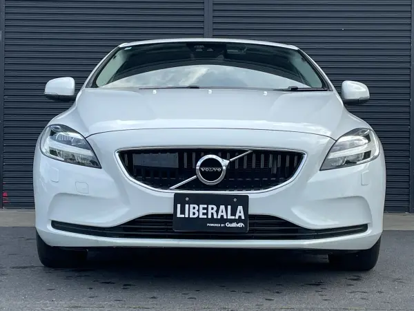 Volvo V40 D4 Momentum Diesel Turbo Late Model One Owner IntelliSafe ACC Lane Keep Assist BLIS Backup Camera Park Distance Semi Leather Seats Seat Heater Power Seat Navigation 12 Seg BT LED Headlights Auto High Beam Paddle Shift Non-Smoker (Ice White) — photo 9