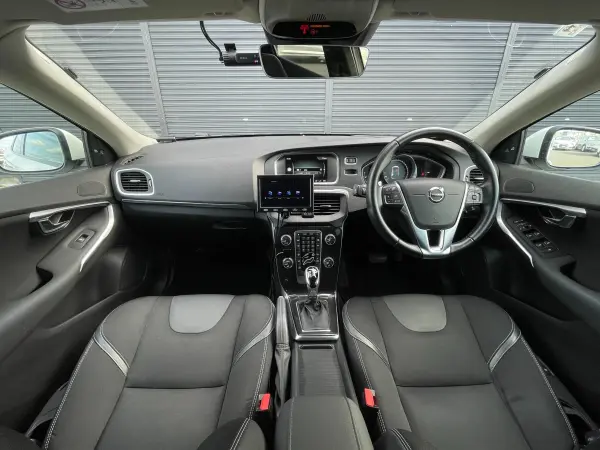 2019 Volvo V40 — photo 2