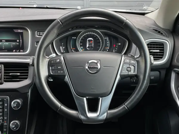 Volvo V40 D4 Momentum Diesel Turbo Late Model One Owner IntelliSafe ACC Lane Keep Assist BLIS Backup Camera Park Distance Semi Leather Seats Seat Heater Power Seat Navigation 12 Seg BT LED Headlights Auto High Beam Paddle Shift Non-Smoker (Ice White) — photo 7