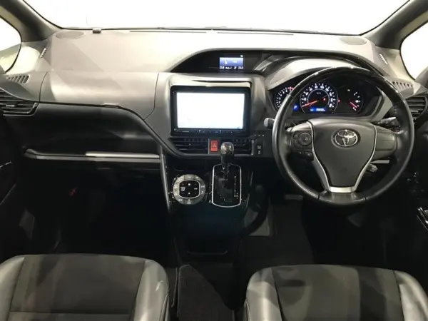 2021 Toyota Noah — photo 2