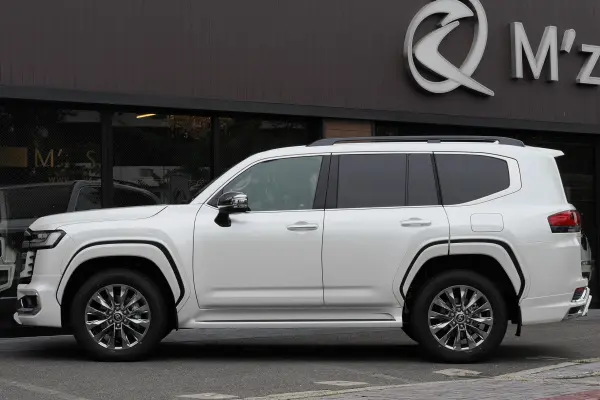 2026 Toyota Landrcuiser 300 — photo 2