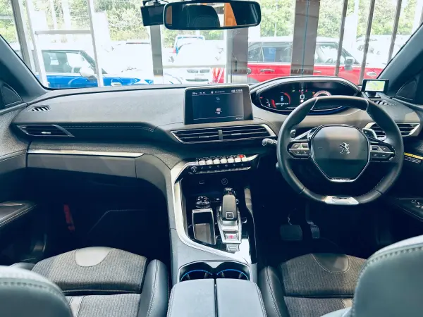 2021 Peugeot 3008 — photo 2