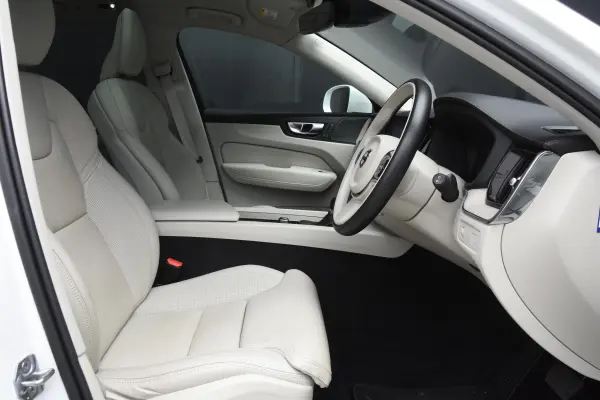 2020 Volvo Xc60 — photo 2