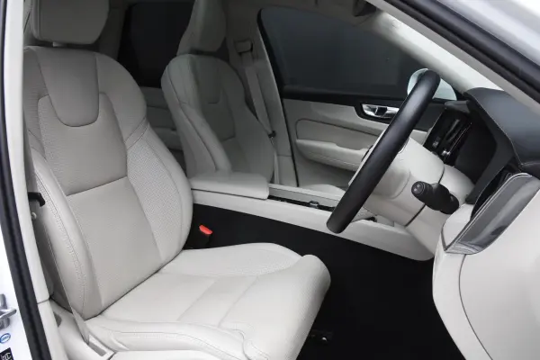 2020 Volvo Xc60 — photo 3