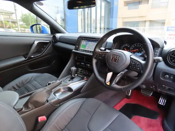 2025 Nissan Gt-r — photo 2