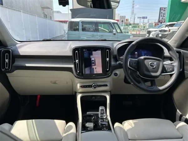 Volvo XC40 Ultimate B4 AWD 4WD Leather Seats (Crystal White Premium Metallic) — photo 7