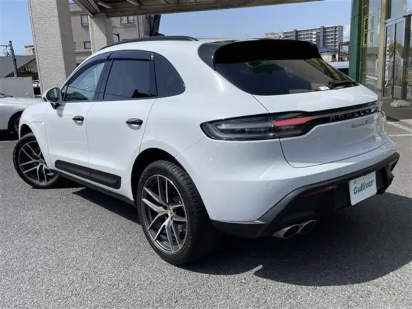 2023 Porsche Macan — photo 3