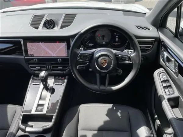 2023 Porsche Macan — photo 2