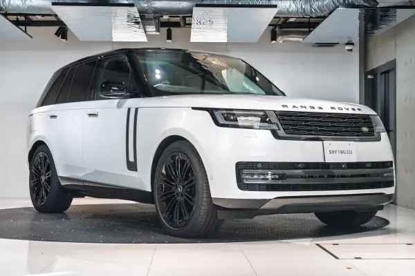 Land Rover Range Rover Autobiography 3.0L D300 Standard Wheelbase Diesel Turbo 4WD Panoramic SR/Meridian Sound System/Wood Interior/Seat Heater & Ventilation/4-Zone Climate (White)