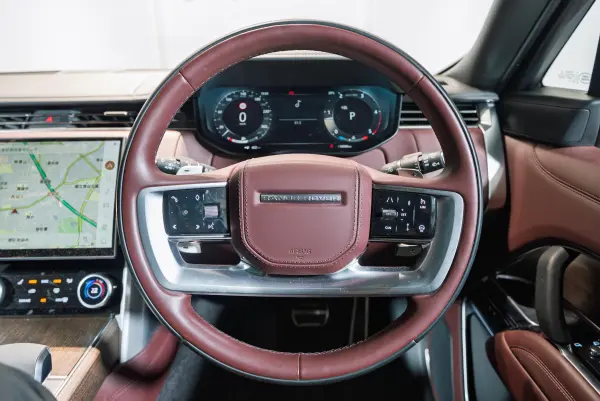 Land Rover Range Rover Autobiography 3.0L D300 Standard Wheelbase Diesel Turbo 4WD Panoramic SR/Meridian Sound System/Wood Interior/Seat Heater & Ventilation/4-Zone Climate (White) — thumbnail 1