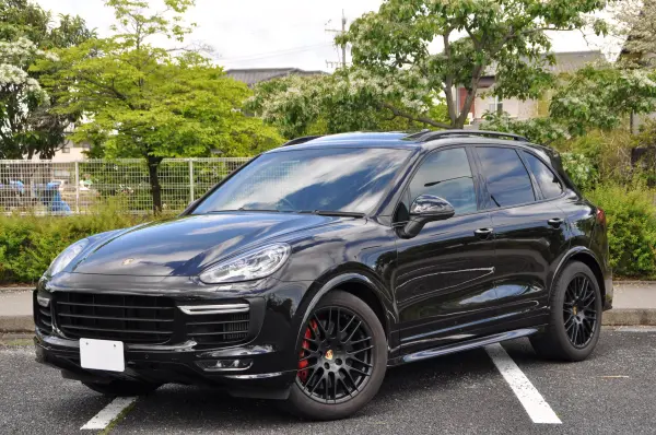 Porsche Cayenne GTS Tiptronic S 4WD Sport Chrono Package / 20-inch RS Spyder Design Wheels / Color Crest / Red Gauge Panel / Entry & Drive / Carbon Composite Steering Wheel / BOSE Sound / Roof Rails / Half Leather (Black)