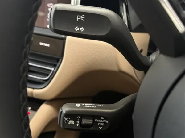 2024 Porsche Macan — photo 1