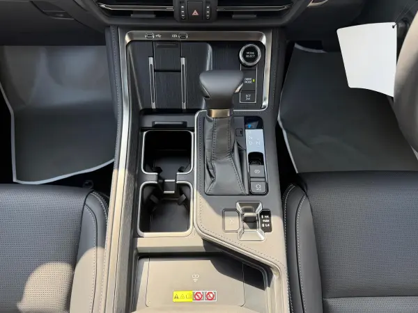 Lexus GX550 Version L 4WD Mark Levinson Premium Sound Panoramic Roof Digital Inner Mirror 14-inch Connected Navigation Surround View Camera Electric Side Step Cool Box Tire Pressure Sensor (Sonic Quartz) — photo 7