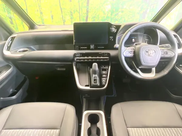 2025 Toyota Noah — photo 2