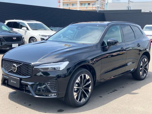 Volvo XC60 Ultra B5 AWD Dark Edition 4WD Right Hand Drive / Onyx Black Metallic / Black Interior / One Owner / Harman Kardon Sound System / Sunroof / Head-Up Display / Apple CarPlay / Android Auto / Google Navigation / ETC / Power Seats / Power Tailgate (Onyx Black Metallic)