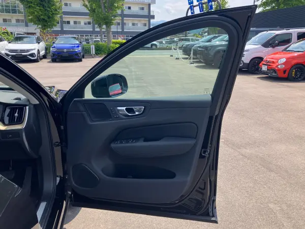 Volvo XC60 Ultra B5 AWD Dark Edition 4WD Right Hand Drive / Onyx Black Metallic / Black Interior / One Owner / Harman Kardon Sound System / Sunroof / Head-Up Display / Apple CarPlay / Android Auto / Google Navigation / ETC / Power Seats / Power Tailgate (Onyx Black Metallic) — photo 7
