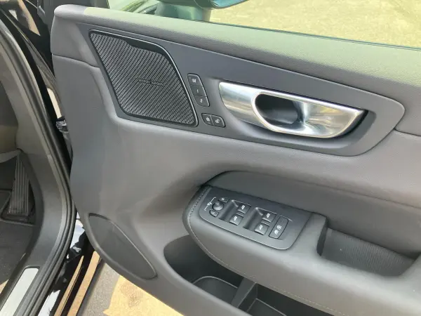 Volvo XC60 Ultra B5 AWD Dark Edition 4WD Right Hand Drive / Onyx Black Metallic / Black Interior / One Owner / Harman Kardon Sound System / Sunroof / Head-Up Display / Apple CarPlay / Android Auto / Google Navigation / ETC / Power Seats / Power Tailgate (Onyx Black Metallic) — photo 8