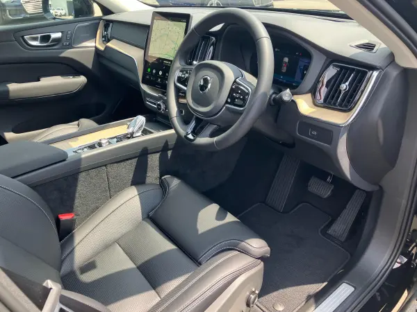 Volvo XC60 Ultra B5 AWD Dark Edition 4WD Right Hand Drive / Onyx Black Metallic / Black Interior / One Owner / Harman Kardon Sound System / Sunroof / Head-Up Display / Apple CarPlay / Android Auto / Google Navigation / ETC / Power Seats / Power Tailgate (Onyx Black Metallic) — photo 9