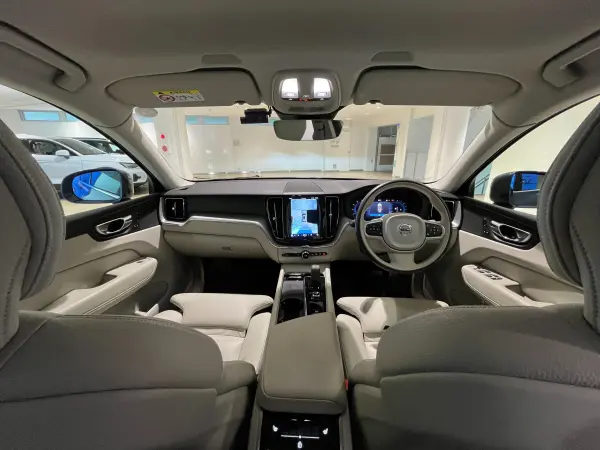 Volvo XC60 B5 AWD Momentum 4WD Leather Seat Power Memory Seat Power Tailgate LED Headlight (Denim Blue Metallic) — photo 7