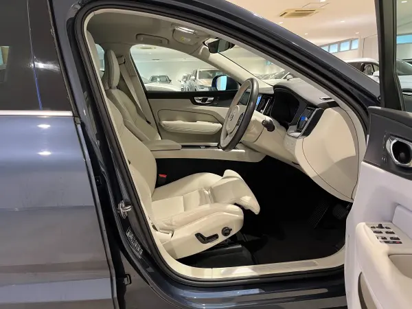 Volvo XC60 B5 AWD Momentum 4WD Leather Seat Power Memory Seat Power Tailgate LED Headlight (Denim Blue Metallic) — photo 9