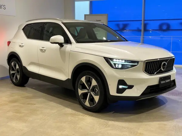2025 Volvo Xc40 — photo 2