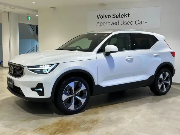 2025 Volvo Xc40 — photo 3