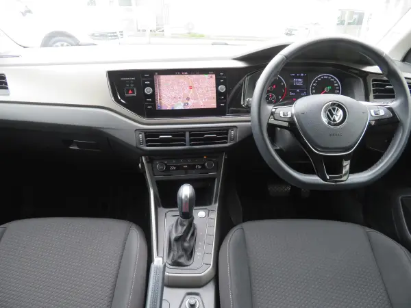 Volkswagen Polo TSI Comfortline One Owner DiscoverMedia App-Connect (Apple CarPlay, Android Auto) LED Light Keyless Entry Bluetooth Hands-Free Pre-Crash Brake System Auto Light Rain Sensor R15 Alloy Wheels Rear Camera (Flash Red) — photo 9