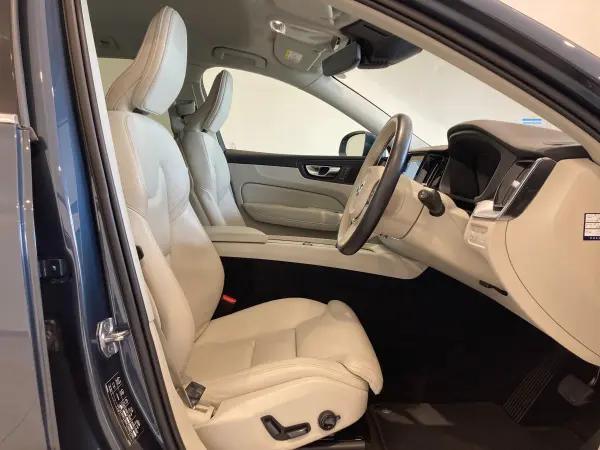 Volvo XC60 B5 AWD Momentum 4WD — photo 8