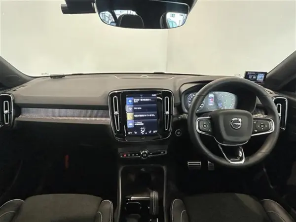 2022 Volvo Xc40 — photo 2