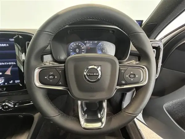 2022 Volvo Xc40 — photo 3