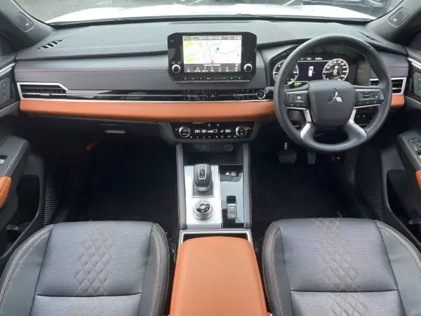 2023 Mitsubishi Outlander — photo 2