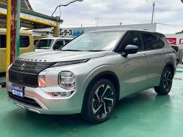 2023 Mitsubishi Outlander — photo 2