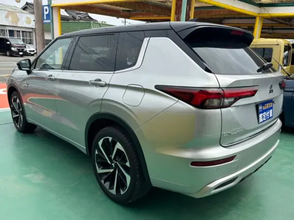 2023 Mitsubishi Outlander — photo 3