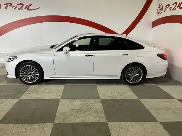 2021 Toyota Crown — photo 3