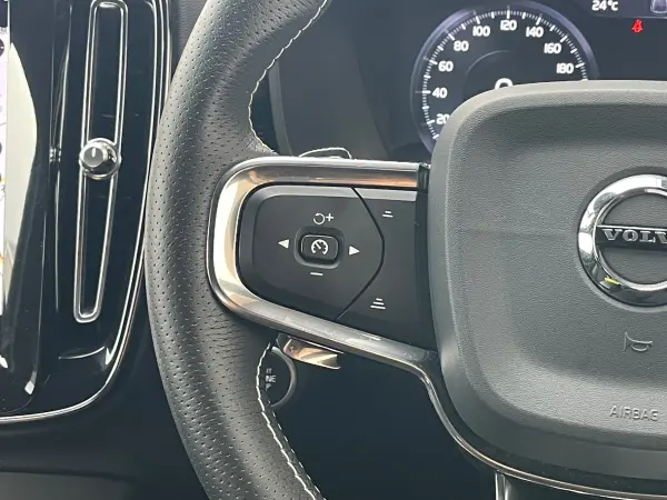 Volvo XC40 T4 AWD R-Design 4WD Black Interior Black Semi-Leather Surround View Camera Genuine HDD Navigation Full-Seg TV Bluetooth Apple CarPlay Front Power Seats All-Seat Heaters Steering Heater ACC BLIS LKA Steering Power Electric Tailgate LED Auto High Beam (Fusion Red Metallic/Black) — photo 7