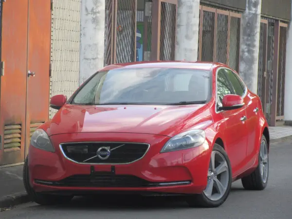 Volvo V40 T4 Black Leather Seats ETC DTV (Red)