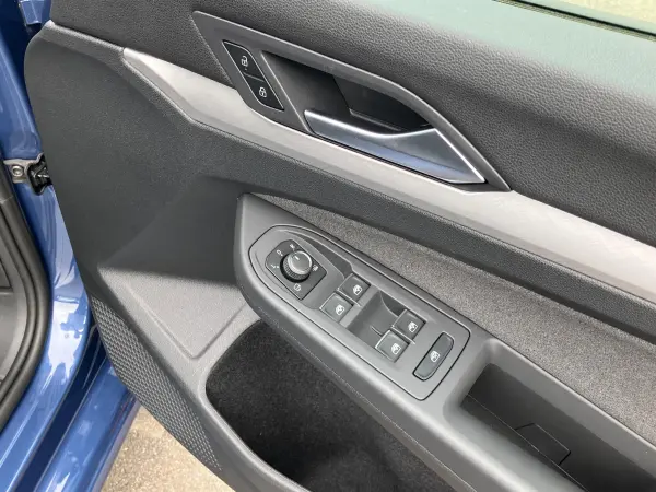 Volkswagen Golf eTSI Active Right Hand Drive / Blue / One Owner / Technology Package / ETC / Backup Camera / Obstacle Sensor / Lane Keep Assist / Auto Light / Seat Heater / MT Mode (Blue) — photo 8