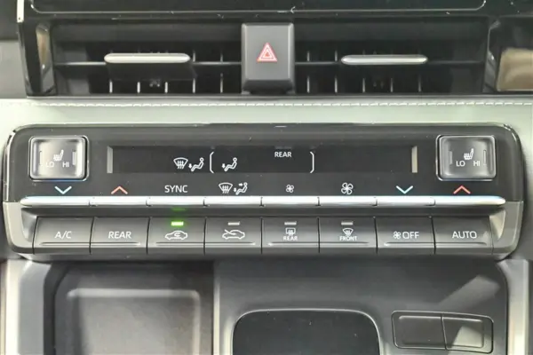 Toyota Noah 2.0 S-Z Navi & Backup Camera (Black Mica) — photo 9