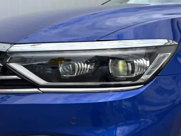 2021 Volkswagen Passat — photo 2