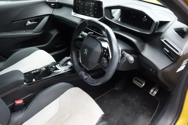 Peugeot 208 GT — photo 7