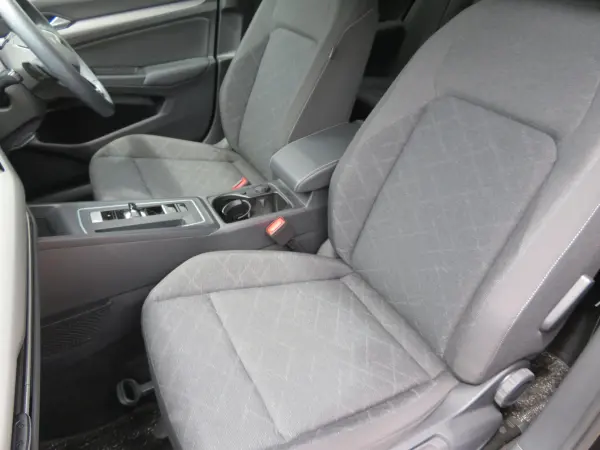 2023 Volkswagen Golf — photo 2