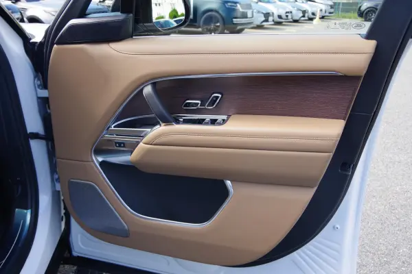 Land Rover Range Rover Autobiography 3.0L D350 Standard Wheelbase Diesel Turbo 4WD (Ostuni Pearl White) — photo 7