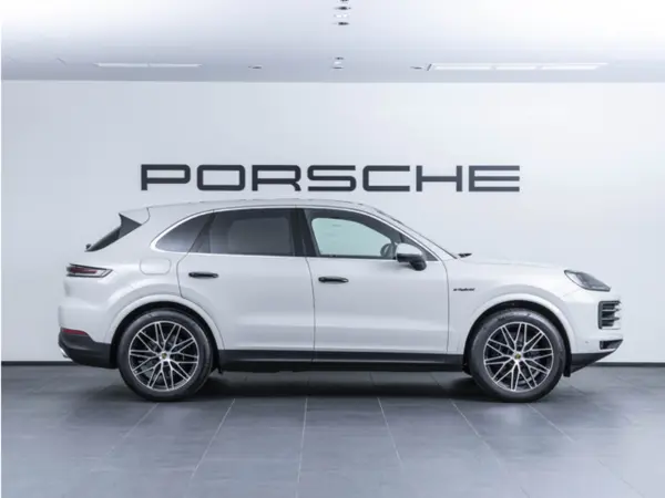2024 Porsche Cayenne — photo 3 | Tuminion Kenya