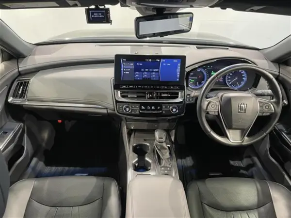 2021 Toyota Crown — photo 2