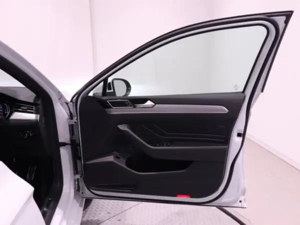 Volkswagen Passat Variant TDI R-Line Diesel Turbo — photo 8