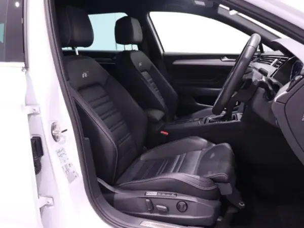 Volkswagen Passat Variant TDI R-Line Diesel Turbo — photo 9