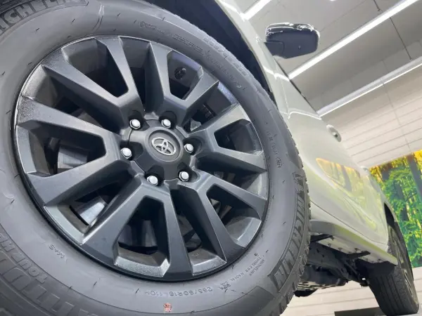 Toyota Land Cruiser Prado 2.7 TX L Package Matt Black Edition 4WD Sunroof Beige Leather 7-Seater 9-inch Navigation Collision Mitigation System Radar Cruise ETC Drive Recorder Bluetooth Full-Seg Roof Rails Power Seat Seat Heater Seat Ventilation (White Pearl Crystal Shine) — photo 9